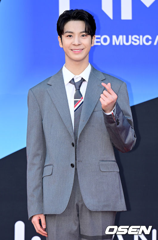 10일 오후 서울 송파구 잠실실내체육관에서 '30주년 한터뮤직어워즈 2022' 레드카펫 행사가 열렸다. <br /><br />가수 정동원이 취재진을 향해 포즈를 취하고 있다. 2023.02.10 /ksl0919@osen.co.kr