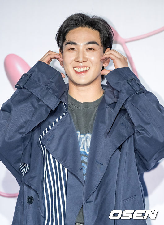 뉴이스트 출신 가수 백호가 입장하며 포즈를 취하고 있다. 2023.03.18 /rumi@osen.co.kr