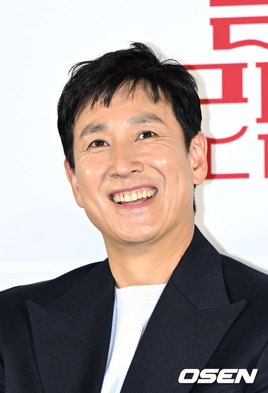 24일 서울 광진구 롯데시네마 건대입구에서 영화 ‘킬링 로맨스’ 제작보고회가 열렸다.배우 이선균이 취재진의 질문을 듣고 있다. 2023.03.24 /sunday@osen.co.kr