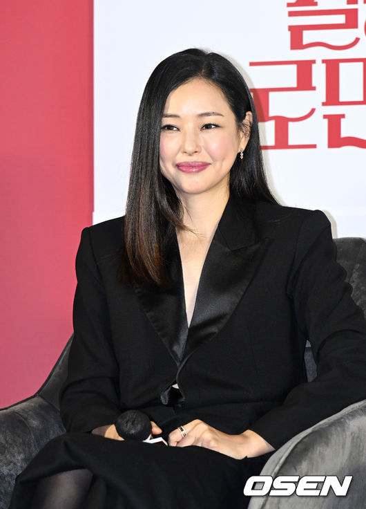 배우 이하늬가 취재진의 질문을 듣고 있다. 2023.03.24 /sunday@osen.co.kr