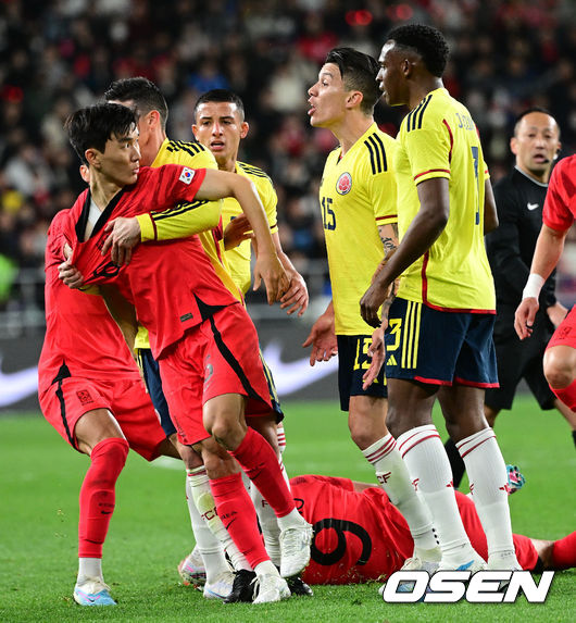 24일 울산 문수축구경기장에서 대한민국과 콜롬비아의 축구 국가대표 평가전이 열렸다.전반 한국 황인범이 상대와 신경전을 벌이고 있다. 2023.03.24 / dreamer@osen.co.kr