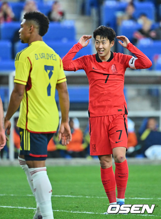 24일 울산 문수축구경기장에서 하나은행 초청 축구 국가대표 친선경기 콜롬비아전이 열렸다.대한민국 손흥민이 코너킥을 차러 오다 팬들의 연호에 활짝 웃고 있다. 2023.03.24 / foto0307@osen.co.kr