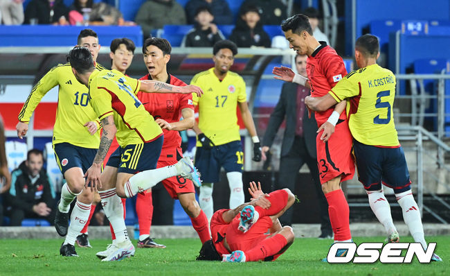 24일 울산 문수축구경기장에서 하나은행 초청 축구 국가대표 친선경기 콜롬비아전이 열렸다.대한민국 황인범이 파울을 범한 콜롬비아 선수와 대치하고 있다. 2023.03.24 / foto0307@osen.co.kr