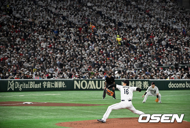 일본 관중들이 오타니의 투구를 숨죽여 지켜보고 있다. 2023.03.09 /spjj@osen.co.kr