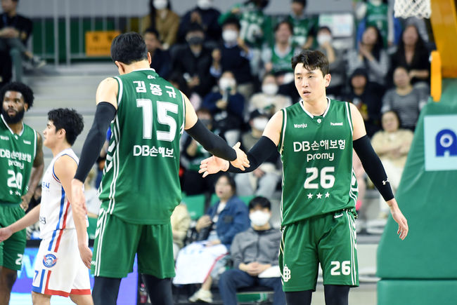 [사진] 원주 DB 프로미 김종규와 강상재 / KBL 제공.