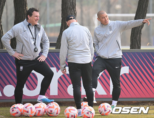 클린스만 신임 감독이 이끄는 대한민국 축구 국가대표팀이 20일 오후 경기도 파주 국가대표트레이닝센터(NFC)에서 첫 공식 훈련을 가졌다.차두리 어드바이저와 안드레아스 헤어초크 수석코치가 훈련을 앞두고 대화를 나누고 있다. 2023.03.20 / dreamer@osen.co.kr