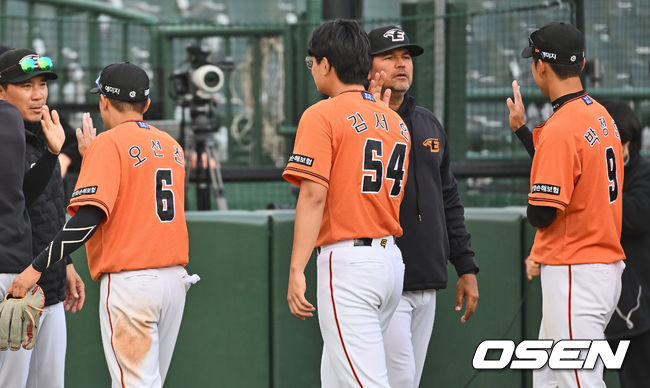 한화 이글스 수베로 감독이 롯데 자이언츠에 4-1로 승리한 후 김서현 등 선수들과 하이파이브를 하고 있다. 2023.03.26 / foto0307@osen.co.kr