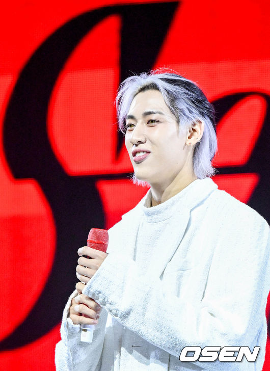 뱀뱀(BamBam)의 첫 솔로 정규앨범 ‘사워 앤드 스윗’(Sour & Sweet) 발매 기념 쇼케이스가 28일 오후 서울 용산구 블루스퀘어 마스터카드홀 에서 열렸다.<br /><br />‘사워 앤드 스윗’에는 앨범과 동명의 타이틀곡 ‘사워 앤드 스윗’을 비롯해 ‘페더’(Feather), ‘테이크 잇 이지’(Take It Easy), ‘고스트’(GHOST), ‘춤’ (Let’s Dance), ‘어바웃 유’(about YOU), ‘티피 토’(TIPPY TOE), ‘윙즈’(Wings) 총 8곡이 수록됐다.<br /><br />뱀뱀이 입장하고 있다. 2023.03.28 /cej@osen.co.kr