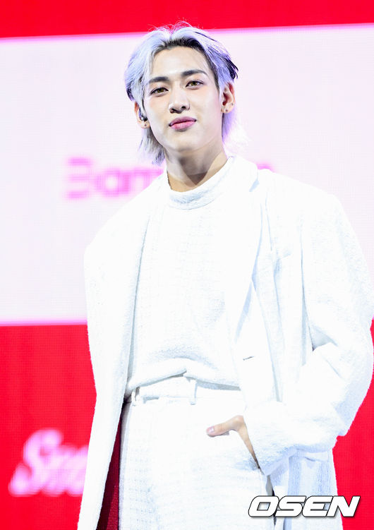 뱀뱀(BamBam)의 첫 솔로 정규앨범 ‘사워 앤드 스윗’(Sour & Sweet) 발매 기념 쇼케이스가 28일 오후 서울 용산구 블루스퀘어 마스터카드홀 에서 열렸다.<br /><br />‘사워 앤드 스윗’에는 앨범과 동명의 타이틀곡 ‘사워 앤드 스윗’을 비롯해 ‘페더’(Feather), ‘테이크 잇 이지’(Take It Easy), ‘고스트’(GHOST), ‘춤’ (Let’s Dance), ‘어바웃 유’(about YOU), ‘티피 토’(TIPPY TOE), ‘윙즈’(Wings) 총 8곡이 수록됐다.<br /><br />뱀뱀이 포즈를 취하고 있다.  2023.03.28 /cej@osen.co.kr