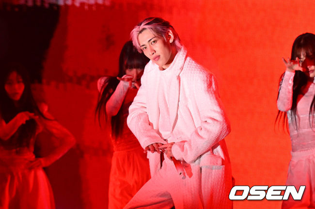 뱀뱀(BamBam)의 첫 솔로 정규앨범 ‘사워 앤드 스윗’(Sour & Sweet) 발매 기념 쇼케이스가 28일 오후 서울 용산구 블루스퀘어 마스터카드홀 에서 열렸다.<br /><br />‘사워 앤드 스윗’에는 앨범과 동명의 타이틀곡 ‘사워 앤드 스윗’을 비롯해 ‘페더’(Feather), ‘테이크 잇 이지’(Take It Easy), ‘고스트’(GHOST), ‘춤’ (Let’s Dance), ‘어바웃 유’(about YOU), ‘티피 토’(TIPPY TOE), ‘윙즈’(Wings) 총 8곡이 수록됐다.<br /><br />뱀뱀이 무대를 선보이고 있다. 2023.03.28 /cej@osen.co.kr
