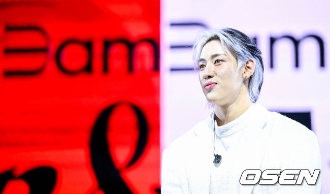 뱀뱀(BamBam)의 첫 솔로 정규앨범 ‘사워 앤드 스윗’(Sour & Sweet) 발매 기념 쇼케이스가 28일 오후 서울 용산구 블루스퀘어 마스터카드홀 에서 열렸다.<br /><br />‘사워 앤드 스윗’에는 앨범과 동명의 타이틀곡 ‘사워 앤드 스윗’을 비롯해 ‘페더’(Feather), ‘테이크 잇 이지’(Take It Easy), ‘고스트’(GHOST), ‘춤’ (Let’s Dance), ‘어바웃 유’(about YOU), ‘티피 토’(TIPPY TOE), ‘윙즈’(Wings) 총 8곡이 수록됐다.<br /><br />뱀뱀이 질의응답 시간을 갖고 있다. 2023.03.28 /cej@osen.co.kr