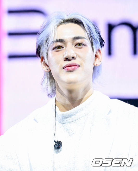 뱀뱀(BamBam)의 첫 솔로 정규앨범 ‘사워 앤드 스윗’(Sour & Sweet) 발매 기념 쇼케이스가 28일 오후 서울 용산구 블루스퀘어 마스터카드홀 에서 열렸다.<br /><br />‘사워 앤드 스윗’에는 앨범과 동명의 타이틀곡 ‘사워 앤드 스윗’을 비롯해 ‘페더’(Feather), ‘테이크 잇 이지’(Take It Easy), ‘고스트’(GHOST), ‘춤’ (Let’s Dance), ‘어바웃 유’(about YOU), ‘티피 토’(TIPPY TOE), ‘윙즈’(Wings) 총 8곡이 수록됐다.<br /><br />뱀뱀이 질의응답 시간을 갖고 있다. 2023.03.28 /cej@osen.co.kr