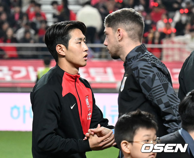 위르겐 클린스만 감독이 이끄는 한국 축구 국가대표팀이 28일 오후 서울월드컵경기장에서 '하나은행 초청 축구 국가대표팀 친선경기' 우루과이와 평가전을 가졌다.경기에 앞서 한국 이강인이 우루과이 발베르데와 인사를 하고 있다. 2023.03.28 /sunday@osen.co.kr