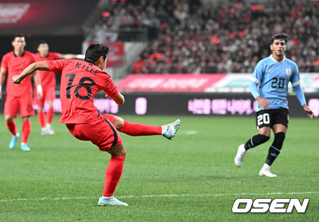 위르겐 클린스만 감독이 이끄는 한국 축구 국가대표팀이 28일 오후 서울월드컵경기장에서 '하나은행 초청 축구 국가대표팀 친선경기' 우루과이와 평가전을 가졌다.전반 한국 이강인이 슛을 시도하고 있다. 2023.03.28 /sunday@osen.co.kr