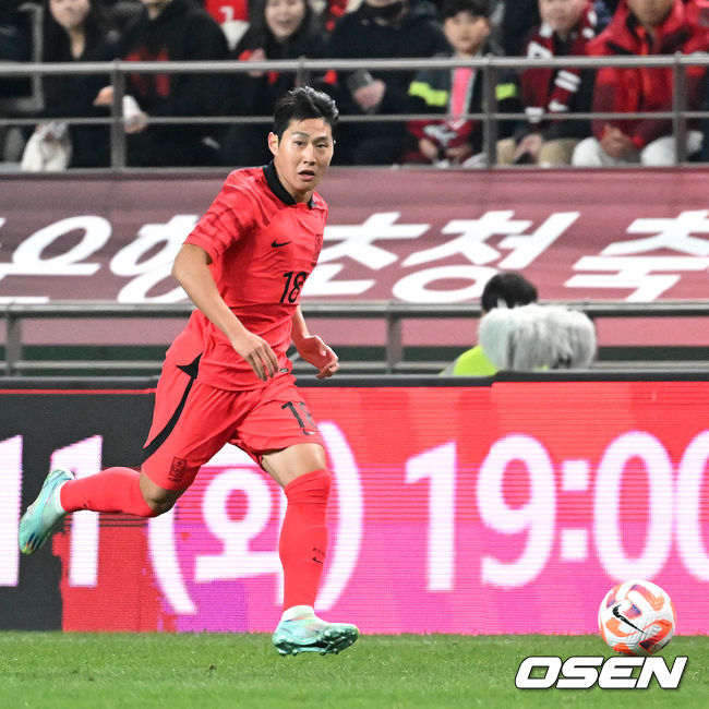 위르겐 클린스만 감독이 이끄는 한국 축구 국가대표팀이 28일 오후 서울월드컵경기장에서 '하나은행 초청 축구 국가대표팀 친선경기' 우루과이와 평가전을 가졌다.전반 한국 이강인이 드리블 돌파를 하고 있다. 2023.03.28 /sunday@osen.co.kr