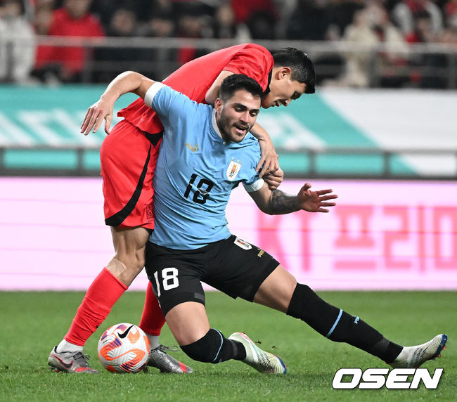 위르겐 클린스만 감독이 이끄는 한국 축구 국가대표팀이 28일 오후 서울월드컵경기장에서 '하나은행 초청 축구 국가대표팀 친선경기' 우루과이와 평가전을 가졌다.후반 한국 김민재가 수비를 하고 있다. 2023.03.28 /sunday@osen.co.kr