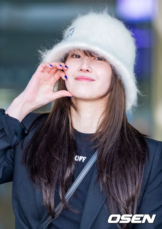 배우 전종서가 출국장으로 이동하며 포즈를 취하고 있다. 2023.02.27 / rumi@osen.co.kr