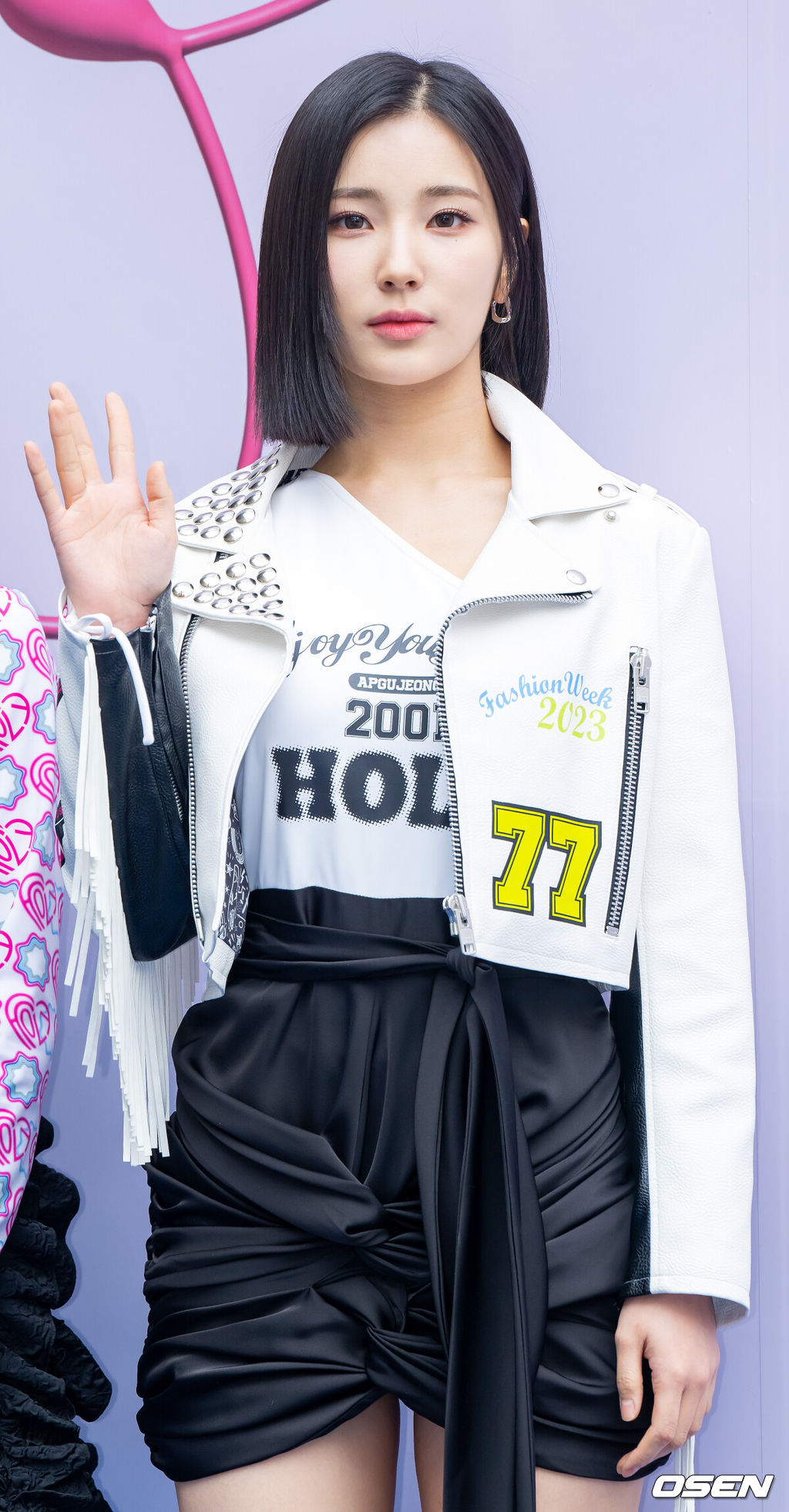  17일 서울 중구 동대문디자인플라자(DDP)에서 2023 F/W 서울패션위크 '홀리넘버세븐' 컬렉션 포토콜 행사가 열렸다.가수 소희 (앨리스)가 입장하며 포즈를 취하고 있다. 2023.03.17 /rumi@osen.co.kr