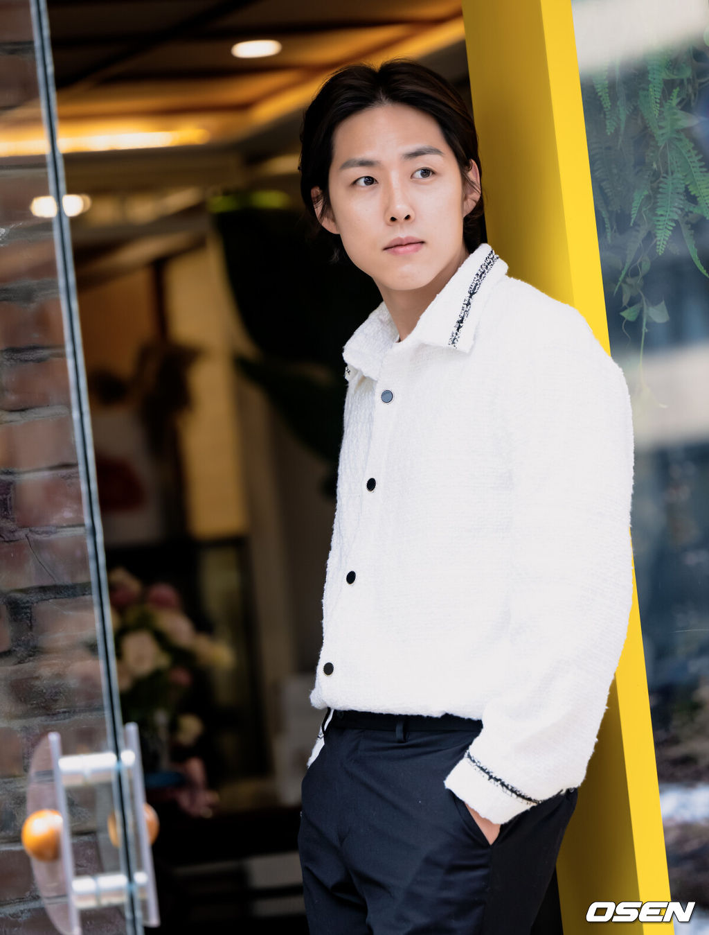 28일 오후 서울 강남구 신사동의 한 카페에서 KBS1 일일드라마 ‘내 눈에 콩깍지’에 출연한 배우 백성현 종영 인터뷰가 열렸다.백성현이 인터뷰에 앞서 포즈를 취하고 있다. 2023.03.28 /jpnews@osen.co.kr