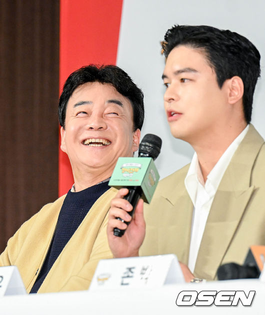 tvN 새 예능프로그램 '장사천재 백종원' 제작 발표회가 29일 오전 서울 마포구 도화동 서울가든호텔에서 열렸다.백종원, 이장우가 질의응답 시간을 갖고 있다. 2023.03.29 /cej@osen.co.kr