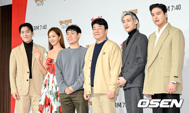 tvN 새 예능프로그램 '장사천재 백종원' 제작 발표회가 29일 오전 서울 마포구 도화동 서울가든호텔에서 열렸다.존박, 유리, 이우형 PD, 백종원, 뱀뱀, 이장우가 포즈를 취하고 있다. 2023.03.29 /cej@osen.co.kr