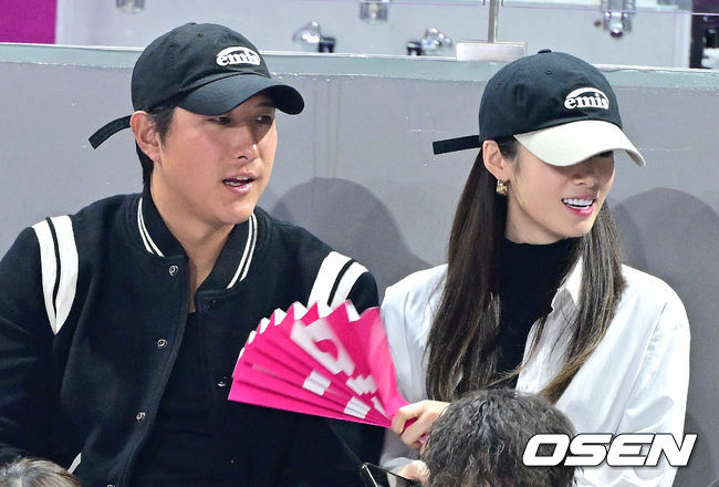 29일 오후 인천 삼산체육관에서 ‘도드람 2022-2023 V-리그’ 챔피언결정 1차전 흥국생명과 한국도로공사의 경기가 열렸다.<br /><br />경기장을 찾은 야구선수 황재균-지연 부부가 응원하고 있다. 2023.03.29 / dreamer@osen.co.kr