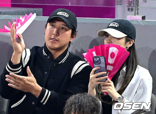 29일 오후 인천 삼산체육관에서 ‘도드람 2022-2023 V-리그’ 챔피언결정 1차전 흥국생명과 한국도로공사의 경기가 열렸다.<br /><br />경기장을 찾은 야구선수 황재균-지연 부부가 응원하고 있다. 2023.03.29 / dreamer@osen.co.kr