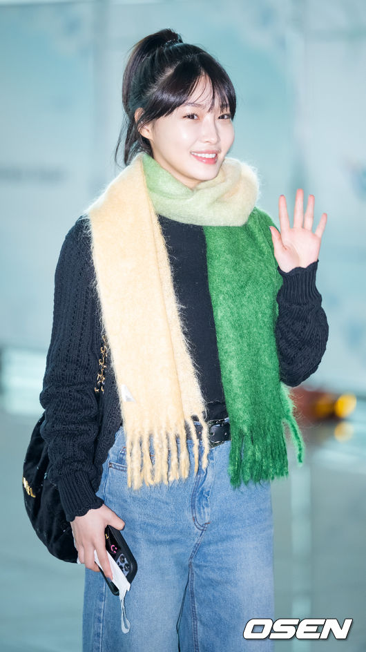 가수 청하가 출국장으로 이동하며 포즈를 취하고 있다. 2023.02.16 / rumi@osen.co.kr