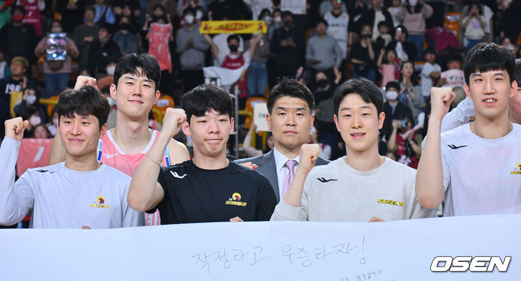 창원 LG 조상현 감독과 선수들이 97-88로 울산 현대모비스를 누르고 2위를 확정한 후 플레이오프 출정식을 갖고 기념촬영을 하고 있다. 