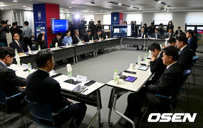 31일 오후 서울 종로구 대한축구협회 축구회관에서 징계 사면건 재심의 임시 이사회가 열렸다.지난 28일 대한축구협회(KFA)에서 발표한 징계 중인 축구 100인에 대한 ‘기습 사면 조치’에 대해 거센 비난이 쏟아지면서 재심의를 결정했다.정몽규 대한축구협회 회장이 회의를 준비하고 있다. 2023.03.31 /ksl0919@osen.co.kr