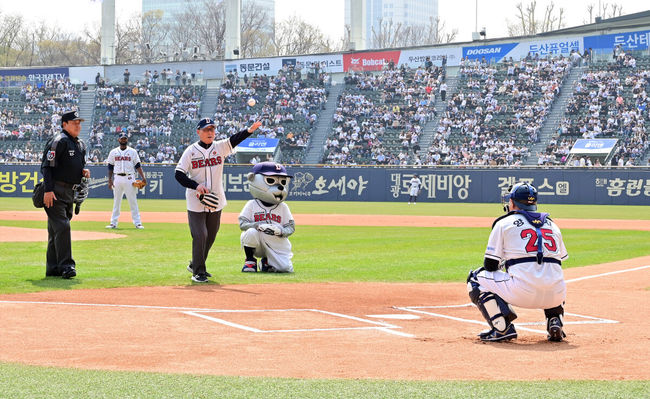 1일 오후 서울 잠실야구장에서 ‘2023 신한은행 SOL KBO리그’ 두산 베어스와 롯데 자이언츠의 개막 경기가 열렸다.김인식 전 감독이 시구를 하고 있다. 시포는 두산 양의지. 2023.04.01 /jpnews@osen.co.kr