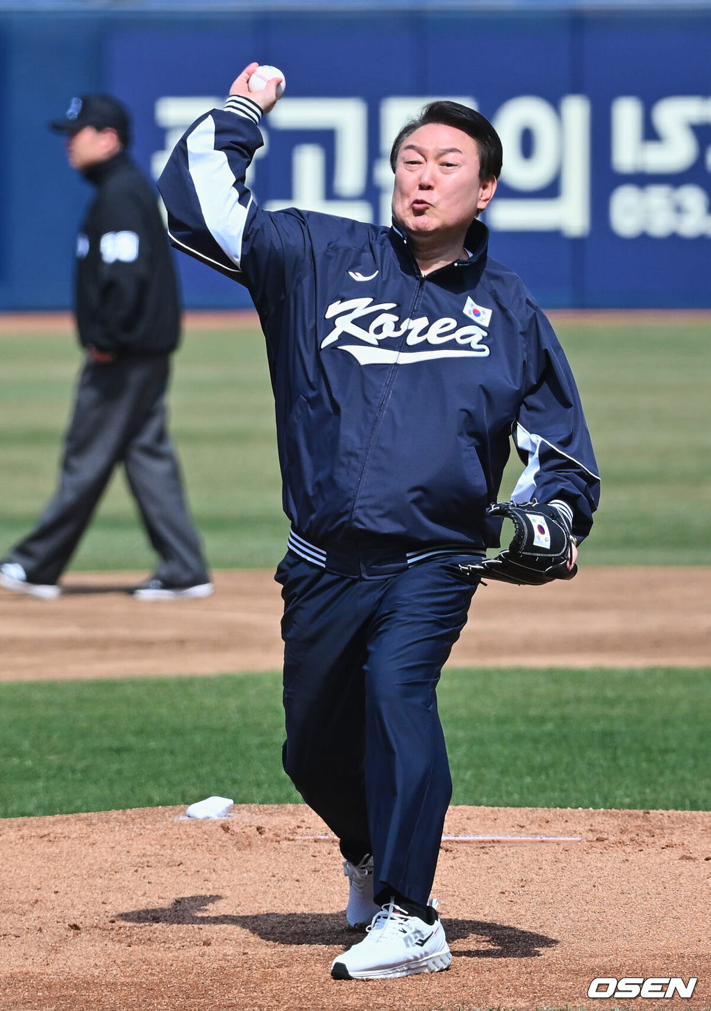 1일 대구 삼성라이온즈파크에서 2023 신한은행 SOL KBO리그 삼성 라이온즈와 NC 다이노스의 경기가 열렸다. 윤석열 대통령이 시구를 하고 있다. 2023.04.01 / foto0307@osen.co.kr