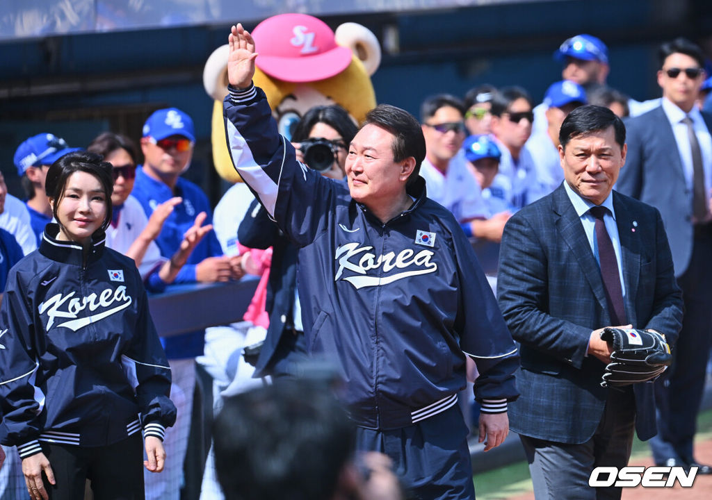 1일 대구 삼성라이온즈파크에서 2023 신한은행 SOL KBO리그 삼성 라이온즈와 NC 다이노스의 경기가 열렸다. 윤석열 대통령이 김건희 여사, 허구연 총재와 시구를 위해 입장하고 있다. 2023.04.01 / foto0307@osen.co.kr