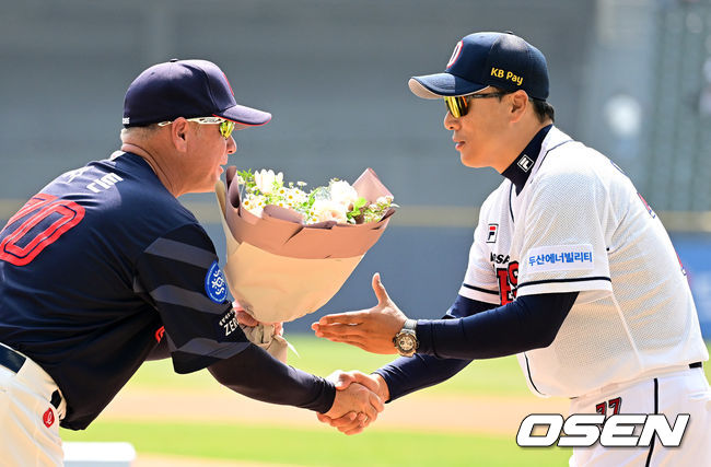 1일 오후 서울 잠실야구장에서 ‘2023 신한은행 SOL KBO리그’ 두산 베어스와 롯데 자이언츠의 개막 경기가 열렸다.경기에 앞서 롯데 서튼 감독과 두산 이승엽 감독이 인사를 나누고 있다. 2023.04.01 /jpnews@osen.co.kr