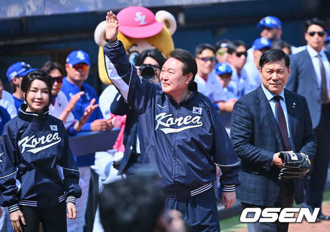 윤석열 대통령이 김건희 여사, 허구연 총재와 시구를 위해 입장하고 있다. 2023.04.01 / foto0307@osen.co.kr