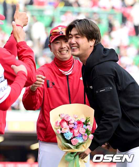 경기를 마치고 최소 경기 150승을 달성한 SSG 선발 김광현이 김원형 감독을 비롯한 코칭스태프의 축하를 받고 있다. 2023.04.01 / dreamer@osen.co.kr