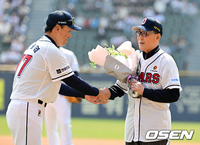 1일 잠실야구장에서 열린 두산과 롯데의 개막전에 앞서 이승엽 감독이 시구자로 나선 김인식 전 감독에게 꽃다발을 건네고 있다. 2023.04.01 /jpnews@osen.co.kr