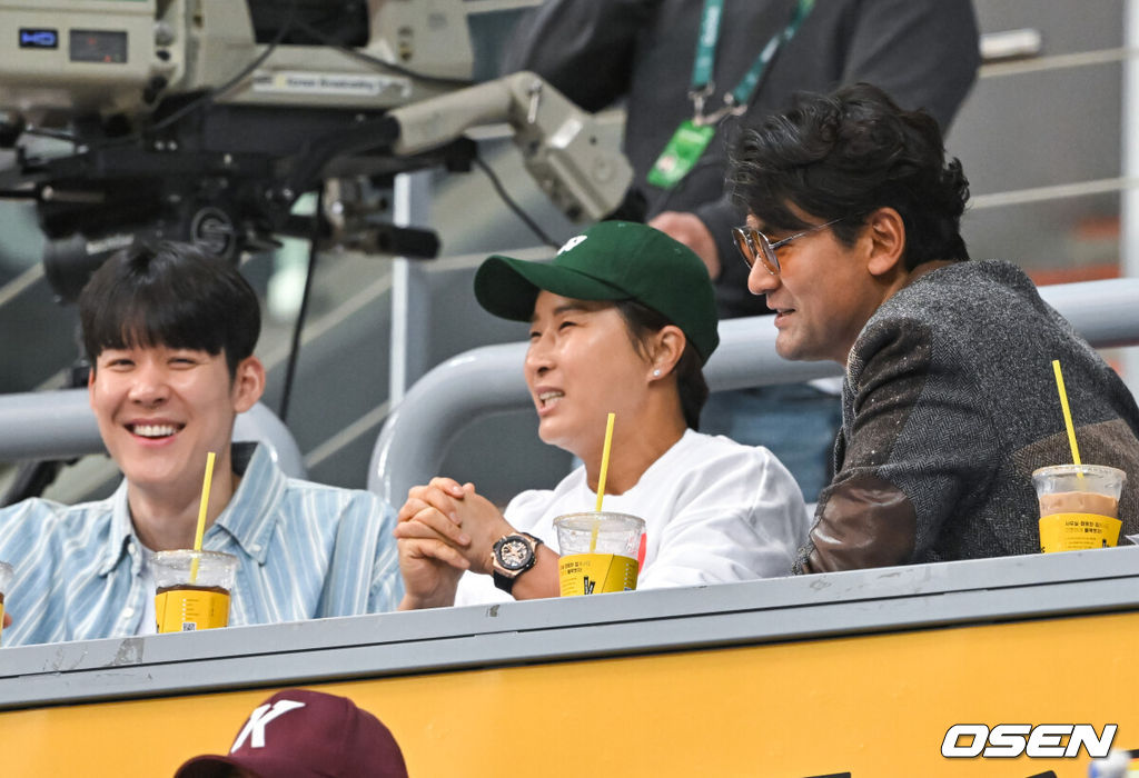 1일 오후 서울 구로구 고척스카이돔에서 ‘2023 신한은행 SOL KBO리그’ 키움 히어로즈와 한화 이글스의 개막전이 진행됐다. 박태환과 박세리, 박찬호가 경기장을 찾아 경기 시작을 기다리고 있다.   2023.04.01 / soul1014@osen.co.kr