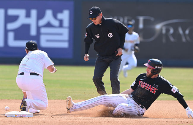 2일 오후 경기 수원시 수원KT위즈파크에서 ‘2023 신한은행 SOL KBO리그’ KT 위즈와 LG 트윈스의 경기가 열린다.3회초  LG 오스틴이 죄익수 오른쪽 2루타를 치고 있다. 2023.04.02 / hyun309@osen.co.kr