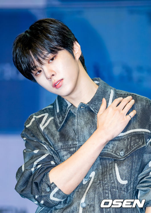 3일 오후 서울 강남구 청담동 일지아트홀에서 가수 김우석 '4th Mini Album [Blank Page]' 발매 기념 미디어 쇼케이스 발매기념 미디어 쇼케이스가 열렸다.<br /><br />가수 김우석이 무대 위에서 포즈를 취하고 있다. 2022.04.03 /rumi@osen.co.kr