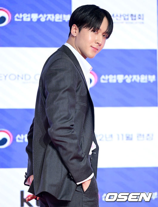 31일 오후 서울 중구 을지로 동대문디자인플라자에서 메타패션 제작발표회가 열렸다. 가수 라비가 포토타임을 갖고 있다. 2022.05.31 /ksl0919@osen.co.kr