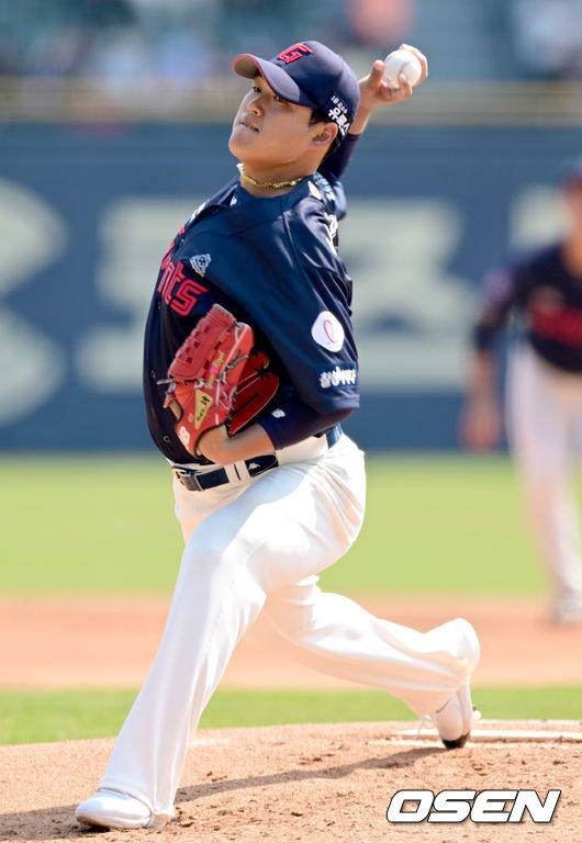 2일 서울 송파구 잠실야구장에서 ‘2023 신한은행 SOL KBO리그’ 두산 베어스와 롯데 자이언츠의 경기가 열렸다. 1회말 롯데 선발 나균안이 마운드에 올라 힘차게 공을 뿌리고 있다. 2023.04.02 / ksl0919@osen.co.kr