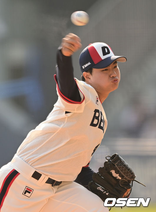 2일 서울 송파구 잠실야구장에서 ‘2023 신한은행 SOL KBO리그’ 두산 베어스와 롯데 자이언츠의 경기가 열렸다. 8회초 두산 최지강이 마운드에 올라 힘차게 공을 뿌리고 있다. 2023.04.02 / ksl0919@osen.co.kr