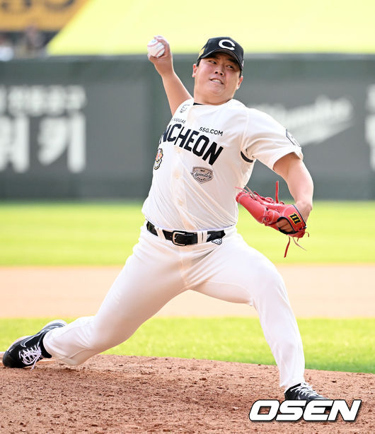 2일 인천 SSG랜더스필드에서 ‘2023 신한은행 SOL KBO리그’ SSG 랜더스와 KIA 타이거즈의 경기가 열렸다.8회초 마운드에 오른 SSG 이로운이 힘차게 공을 뿌리고 있다. 2023.04.02 / rumi@osen.co.kr