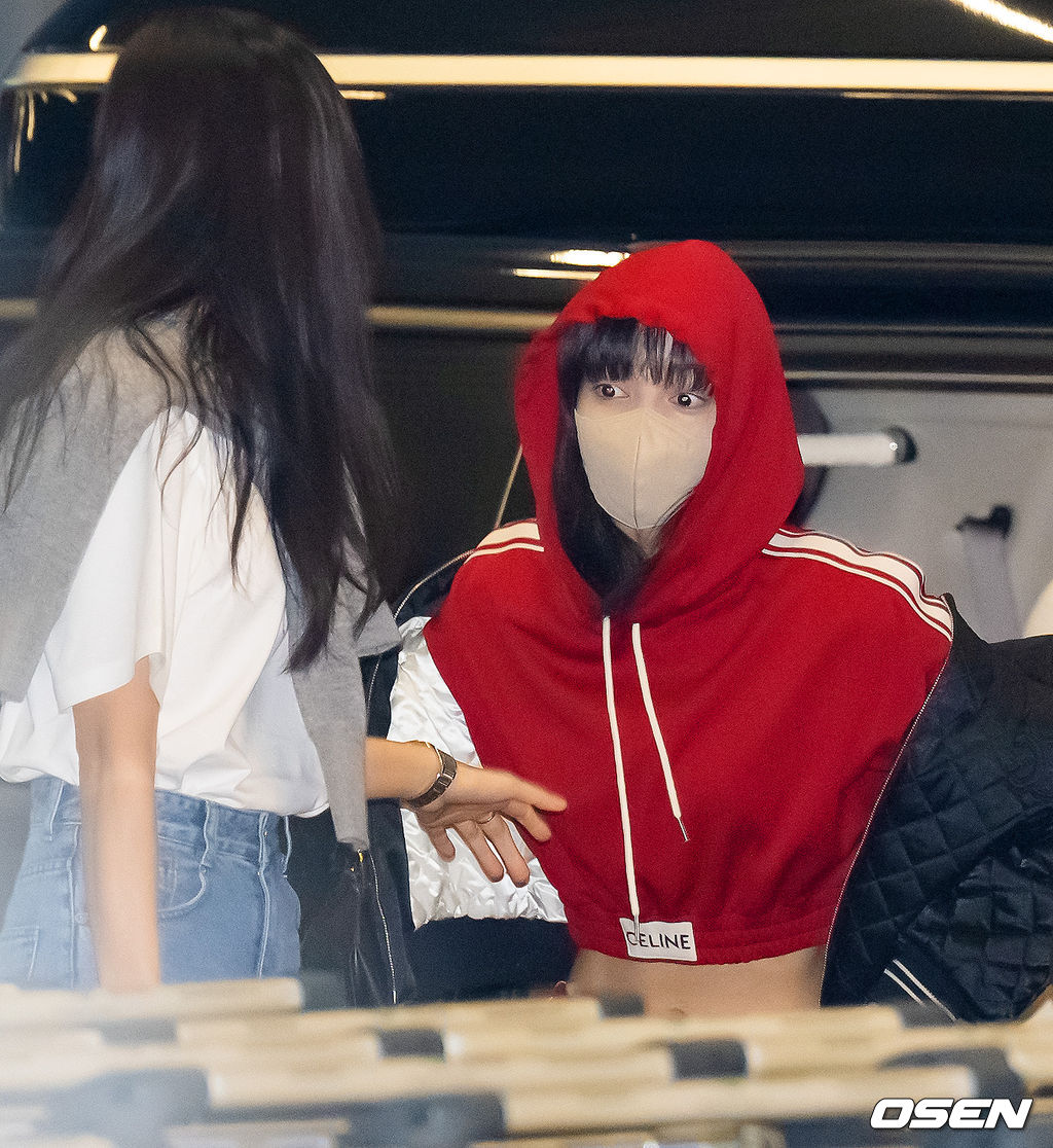 걸그룹 블랙핑크(BLACKPINK) 제니, 지수, 리사가 2일 오후 해외 일정차 인천광역시 중구 운서동 인천국제공항을 통해 미국 라스베이거스로 출국했다.블랙핑크 리사가 하차하며 지수를 보고 놀라고 있다. 2023.04.02 / rumi@osen.co.kr