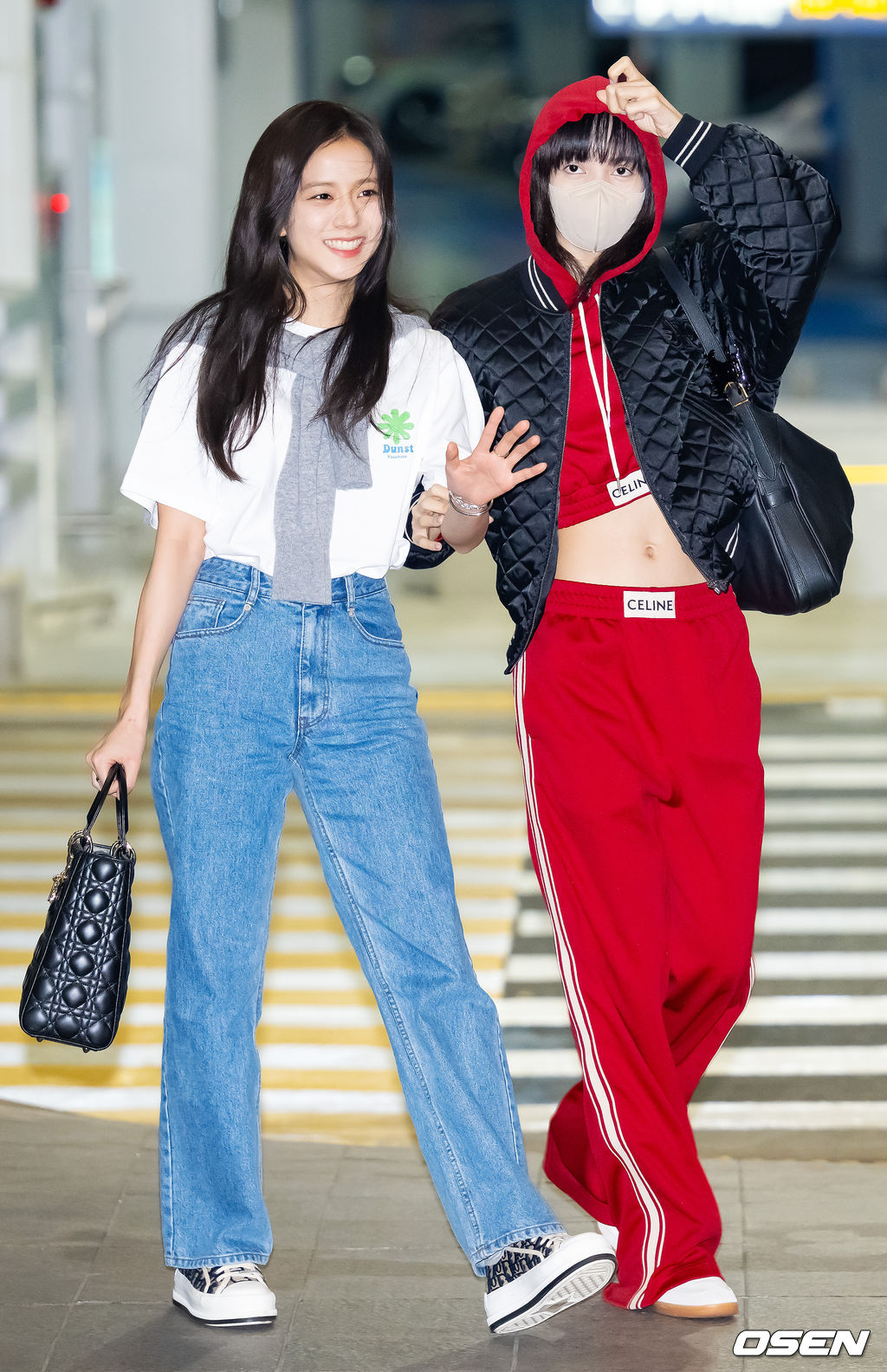 걸그룹 블랙핑크(BLACKPINK) 제니, 지수, 리사가 2일 오후 해외 일정차 인천광역시 중구 운서동 인천국제공항을 통해 미국 라스베이거스로 출국했다.블랙핑크 지수와 리사가 팔짱을 끼고 출국장으로 향하고 있다. 2023.04.02 / rumi@osen.co.kr