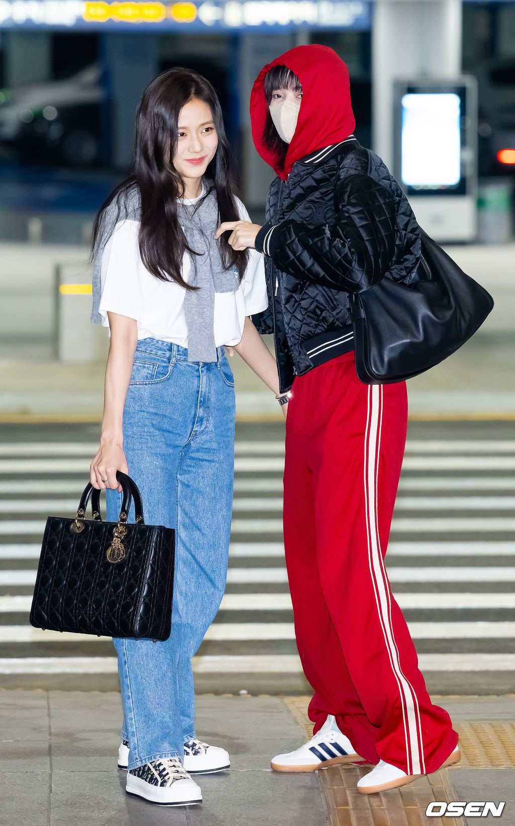 걸그룹 블랙핑크(BLACKPINK) 제니, 지수, 리사가 2일 오후 해외 일정차 인천광역시 중구 운서동 인천국제공항을 통해 미국 라스베이거스로 출국했다.블랙핑크 리사가 팬들을 바라보며 지수를 가리키고 있다. 이 후 리사가 지수의 솔로곡인 '꽃'의 포인트 안무를 보여줬다. 2023.04.02 / rumi@osen.co.kr