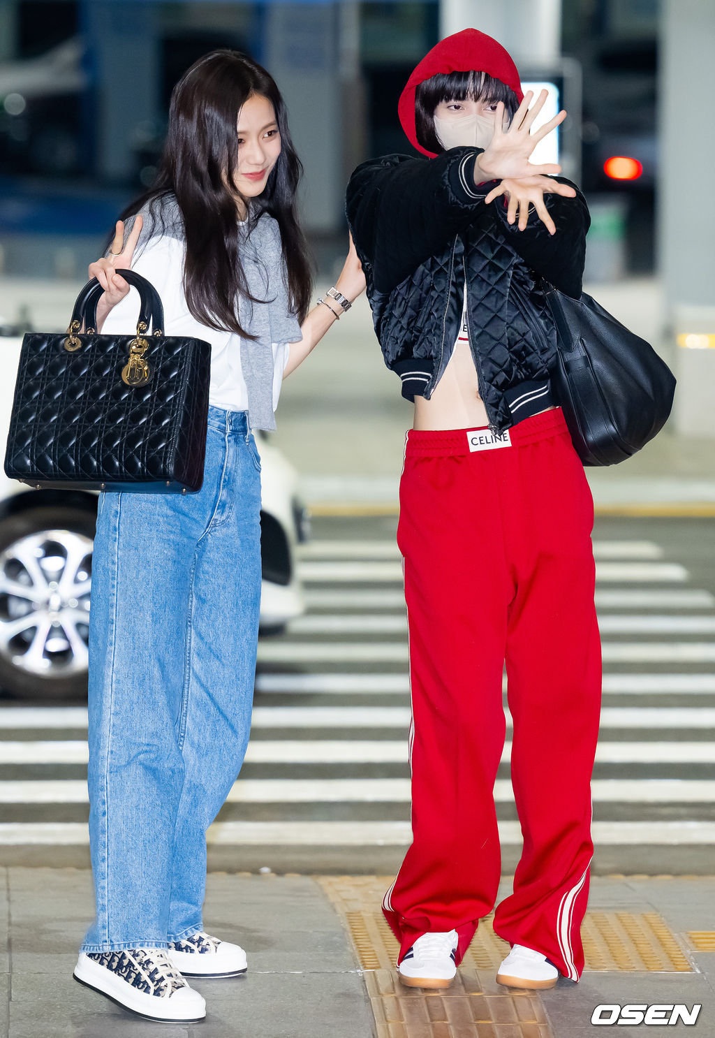 걸그룹 블랙핑크(BLACKPINK) 제니, 지수, 리사가 2일 오후 해외 일정차 인천광역시 중구 운서동 인천국제공항을 통해 미국 라스베이거스로 출국했다.블랙핑크 지수 솔로곡인 '꽃'의 포인트 안무를 리사가 지수 옆에서 선보이고 있다. 2023.04.02 / rumi@osen.co.kr