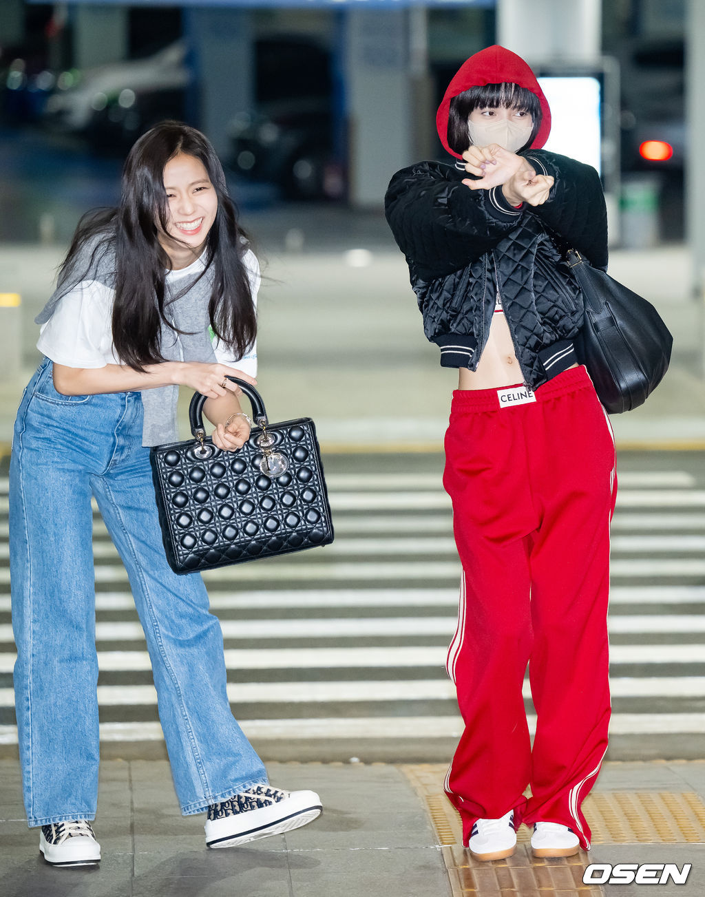 걸그룹 블랙핑크(BLACKPINK) 제니, 지수, 리사가 2일 오후 해외 일정차 인천광역시 중구 운서동 인천국제공항을 통해 미국 라스베이거스로 출국했다.블랙핑크 지수 솔로곡인 '꽃'의 포인트 안무를 리사가 지수 옆에서 하고 있다. 2023.04.02 / rumi@osen.co.kr