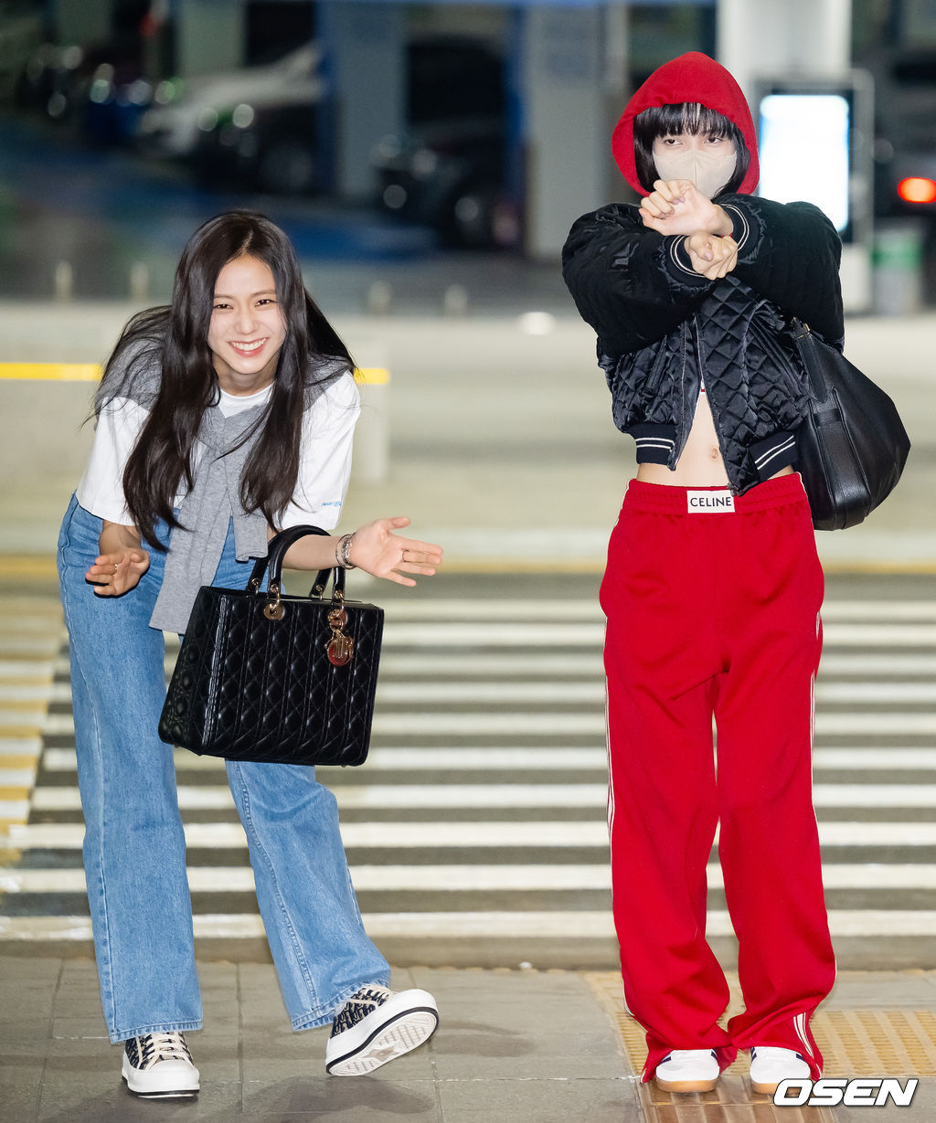 걸그룹 블랙핑크(BLACKPINK) 제니, 지수, 리사가 2일 오후 해외 일정차 인천광역시 중구 운서동 인천국제공항을 통해 미국 라스베이거스로 출국했다.블랙핑크 지수 솔로곡인 '꽃'의 포인트 안무를 리사가 지수 옆에서 하고 있다. 2023.04.02 / rumi@osen.co.kr